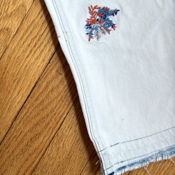 Juicy Couture White Embroidered Girlfriend Jeans Size 27, Floral Stitch, Raw Hem - Picture 3 of 16